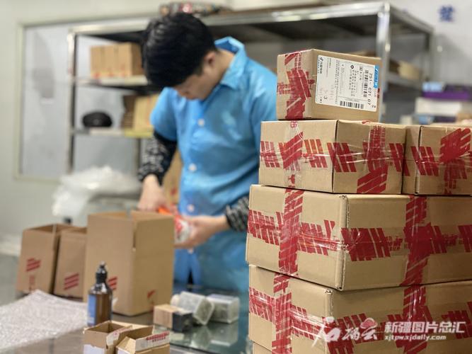 1月3日,伊犁紫苏丽人生物科技员工在忙着包装小件订单产品